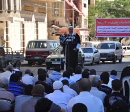 بالصور: حركة الجهاد تقيم صلاة الجمعة أمام مقر الصليب الأحمر بغزة تضامناً مع الأسرى