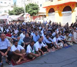 بالصور: حركة الجهاد تقيم صلاة الجمعة أمام مقر الصليب الأحمر بغزة تضامناً مع الأسرى