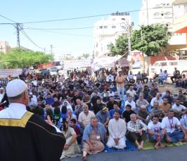 بالصور: حركة الجهاد تقيم صلاة الجمعة أمام مقر الصليب الأحمر بغزة تضامناً مع الأسرى