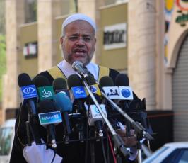 بالصور: حركة الجهاد تقيم صلاة الجمعة أمام مقر الصليب الأحمر بغزة تضامناً مع الأسرى
