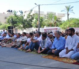 بالصور: حركة الجهاد تقيم صلاة الجمعة أمام مقر الصليب الأحمر بغزة تضامناً مع الأسرى