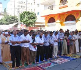 بالصور: حركة الجهاد تقيم صلاة الجمعة أمام مقر الصليب الأحمر بغزة تضامناً مع الأسرى