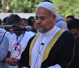 بالصور: حركة الجهاد تقيم صلاة الجمعة أمام مقر الصليب الأحمر بغزة تضامناً مع الأسرى