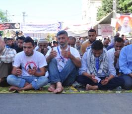 بالصور: حركة الجهاد تقيم صلاة الجمعة أمام مقر الصليب الأحمر بغزة تضامناً مع الأسرى
