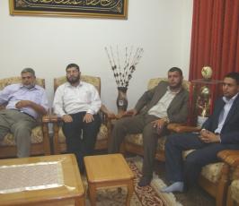 بالصور: عقب اجتماع الفصائل.. رئيس حكومة غزة إسماعيل هنية يستقبل الفصائل في منزله