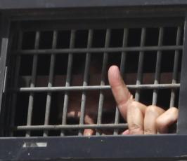 بالصور: الإحتلال يبدأ بإخلاء الأسرى من السجون بالتنسيق مع الصليب الأحمر