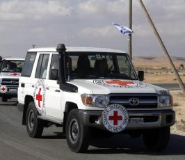 بالصور: الإحتلال يبدأ بإخلاء الأسرى من السجون بالتنسيق مع الصليب الأحمر