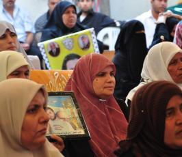 بالصور: قبل يوم من  الإفراج عنهم ..أهالى الأسرى ينتظرون أبنائهم بفارغ الصبر