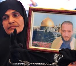 بالصور: قبل يوم من  الإفراج عنهم ..أهالى الأسرى ينتظرون أبنائهم بفارغ الصبر