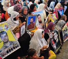 بالصور: قبل يوم من  الإفراج عنهم ..أهالى الأسرى ينتظرون أبنائهم بفارغ الصبر