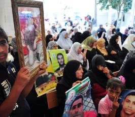 بالصور: قبل يوم من  الإفراج عنهم ..أهالى الأسرى ينتظرون أبنائهم بفارغ الصبر