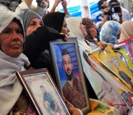 بالصور: قبل يوم من  الإفراج عنهم ..أهالى الأسرى ينتظرون أبنائهم بفارغ الصبر