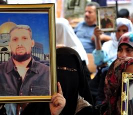 بالصور: قبل يوم من  الإفراج عنهم ..أهالى الأسرى ينتظرون أبنائهم بفارغ الصبر
