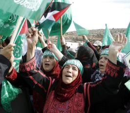 بالصور.. بدء تنفيذ تبادل الأسرى والأهالي في استقبالهم في رام الله