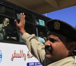 بالصور: مراسم إستقبال الأسرى على معبر رفح البرى
