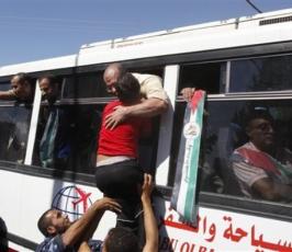 بالصور: مراسم إستقبال الأسرى على معبر رفح البرى