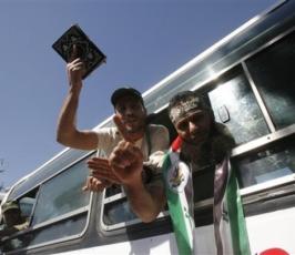 بالصور: مراسم إستقبال الأسرى على معبر رفح البرى