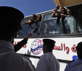 بالصور: مراسم إستقبال الأسرى على معبر رفح البرى