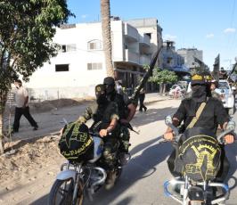 بالصور: حركة الجهاد وسرايا القدس تزور الأسرى المحررين بالمنطة الوسطى