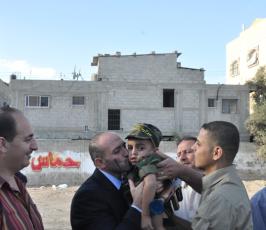 بالصور: حركة الجهاد وسرايا القدس تزور الأسرى المحررين بالمنطة الوسطى
