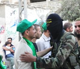بالصور: حركة الجهاد وسرايا القدس تزور الأسرى المحررين بالمنطة الوسطى