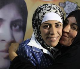 بالصور: الأسيرة المحررة وفاء البس تعانق ذويها بعد غياب 5 سنوات