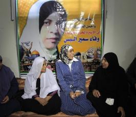 بالصور: الأسيرة المحررة وفاء البس تعانق ذويها بعد غياب 5 سنوات