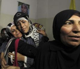 بالصور: الأسيرة المحررة وفاء البس تعانق ذويها بعد غياب 5 سنوات