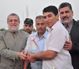 بالصور: الأسيران المحرران خالد الجعيدي والخواجا يفتتحان مباراة على شرف ذكرى الشقاقي