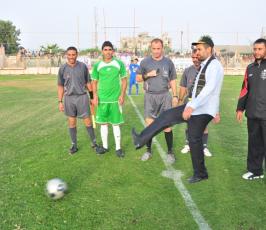 بالصور: الأسيران المحرران خالد الجعيدي والخواجا يفتتحان مباراة على شرف ذكرى الشقاقي