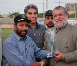 بالصور: الأسيران المحرران خالد الجعيدي والخواجا يفتتحان مباراة على شرف ذكرى الشقاقي