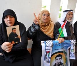 بالصور:محررون يشاركون أهالى المعتقلين إعتصامهم بالصليب الأحمر