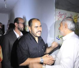 بالصور.. الأسرى المحررون في زيارة لمنزل الشهيد الشقاقي