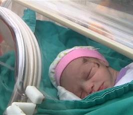 بالصور.. إنقاذ طفلة رضيعة من بين أنقاض زلزال تركيا
