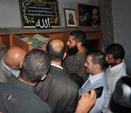 بالصور.. الأسرى المحررون في زيارة لمنزل الشهيد الشقاقي