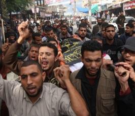 بالصور: جماهير غفيرة تشيع جثامين سرايا القدس بمدينة خانيونس