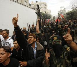 بالصور: جماهير غفيرة تشيع جثامين سرايا القدس بمدينة خانيونس