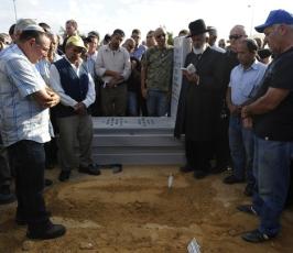 بالصور: المستوطنون يدفنون قتلاهم بعدما طالتهم صورايخ سرايا القدس