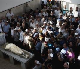 بالصور: المستوطنون يدفنون قتلاهم بعدما طالتهم صورايخ سرايا القدس