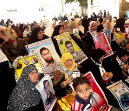 بالصور: إعتصام أهالى الأسرى الإسبوعى بمقر الصليب الأحمر بغزة