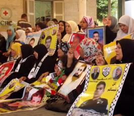 بالصور: إعتصام أهالى الأسرى الإسبوعى بمقر الصليب الأحمر بغزة