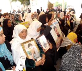 بالصور: إعتصام أهالى الأسرى الإسبوعى بمقر الصليب الأحمر بغزة