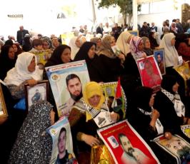 بالصور: إعتصام أهالى الأسرى الإسبوعى بمقر الصليب الأحمر بغزة