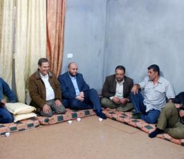 بالصور: الأسرى المحررون يستقبلون التهانى والتبريكات بعد عودتهم من الحج