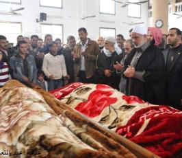 بالصور..هنية يؤدي صلاة الجنازة على شهداء جسر وسط القطاع