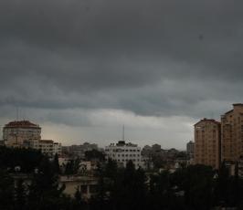 بالصور: رياح وأمطار غزيرة تغزو مدينة غزة