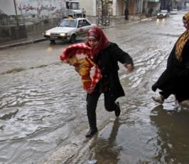 بالصور: رياح وأمطار غزيرة تغزو مدينة غزة