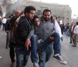 بالصور:  أكثر من 500 إصابة في اشتباكات بميدان التحرير