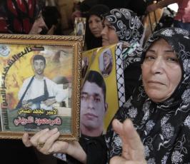 بالصور: الاعتصام الاسبوعي لأهالي الاسرى بالصليب الاحمر بغزة