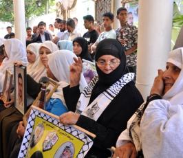 بالصور: الاعتصام الاسبوعي لأهالي الاسرى بالصليب الاحمر بغزة